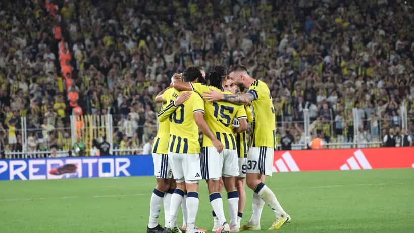 Fenerbahçe SK players on the pitch at Şükrü Saracoğlu Stadium