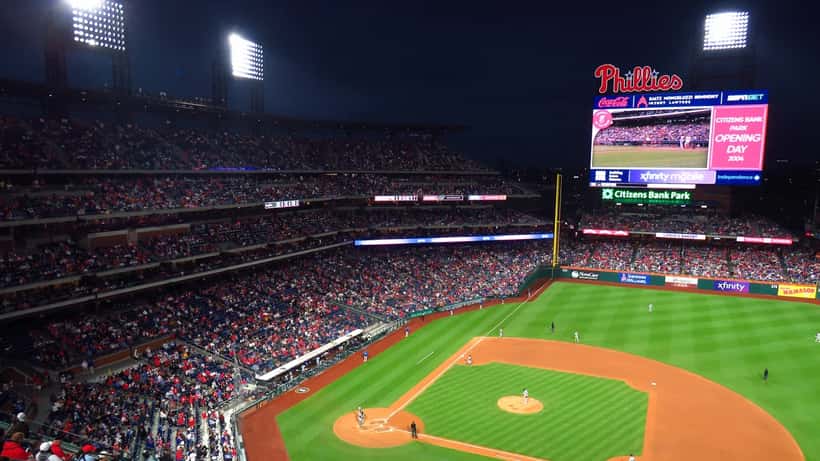Vista panorámica de Citizens Bank Park en Filadelfia, estadio de los Philadelphia Phillies, lleno de fanáticos