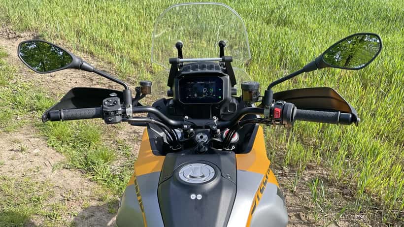 Cockpit di una Moto Guzzi Stelvio 2024, i controlli tecnici essenziali per la sicurezza del motociclista