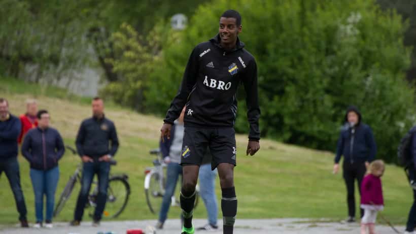 Alexander Isak in football training, athletic movement on pitch