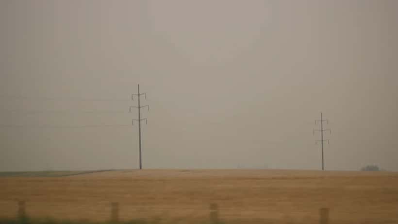 Ligne électrique de 144 kV le long de l'autoroute Queen Elizabeth II près de Crossfield, en Alberta