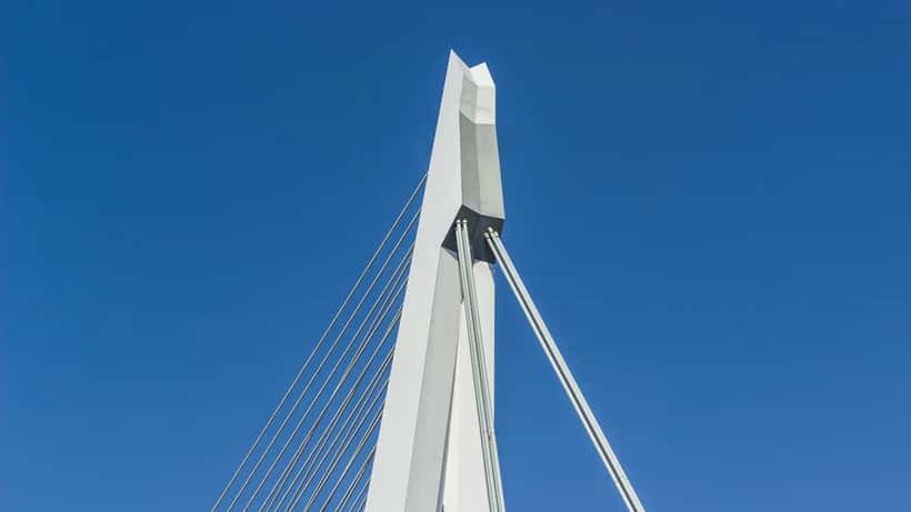 De Erasmusbrug in Rotterdam bij avondlicht – symbool van Nederlandse infrastructuur