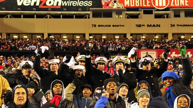 Aficionados de la NFL en el estadio viendo un partido de fútbol americano, temporada 2026