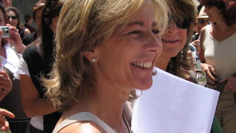 Homme en costume consultant des documents sur son permis de conduire dans un cabinet d'avocat à Lyon