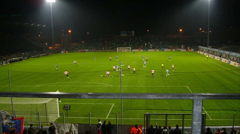 Match de football Angers SCO contre Le Havre AC au stade, supporters dans les tribunes pour la Ligue 1