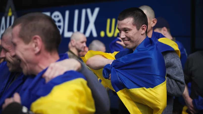 Ukrainske borgere tar imot løslatte fanger, en av krigens menneskelige dimensjoner