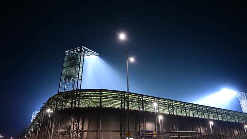 Partita di calcio italiana allo stadio di notte — Serie A italiana