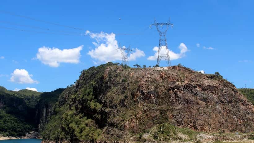 Cabos de transmissão de energia elétrica sobre lago no Brasil
