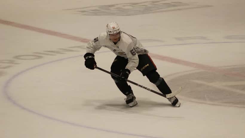Cutter Gauthier i Anaheim Ducks-tröja under träningsscrimmage 2024