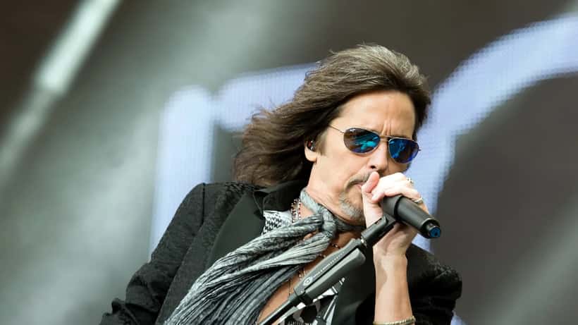 Konzertbühne beim Wacken Open Air Festival mit tausenden Metalheads