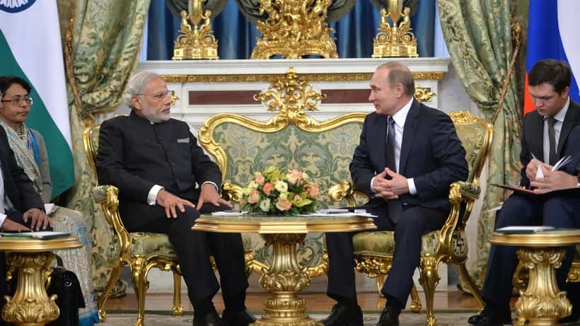 Vladimir Putin tapaamassa Narendra Modia Kremlissä