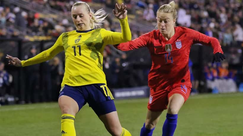 Stina Blackstenius i duell med Emily Sonnett under en fotbollsmatch på elitnivå