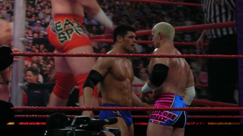 Cody Rhodes en el ring durante WrestleMania 42 mostrando lesión ocular grave
