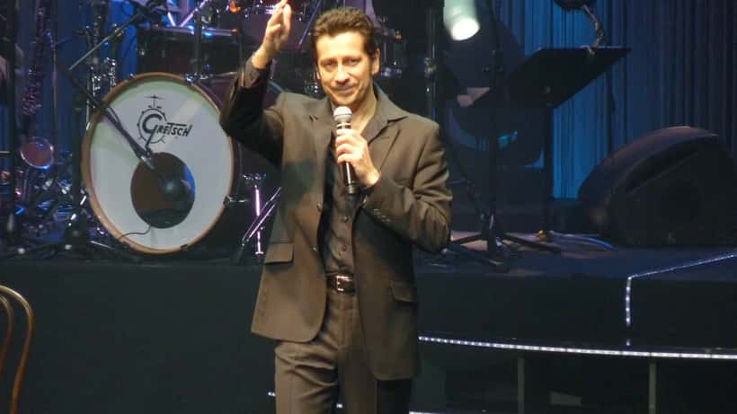 Laurent Gerra sur scène lors d'un spectacle d'imitations