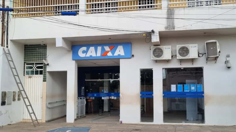 Fachada de uma agência da Caixa Econômica Federal no interior do Brasil