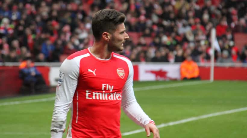 Olivier Giroud en action sur le terrain de football