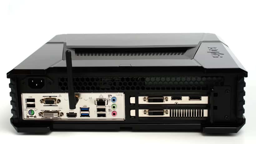 Console Steam Machine de Valve dans un salon avec téléviseur 4K