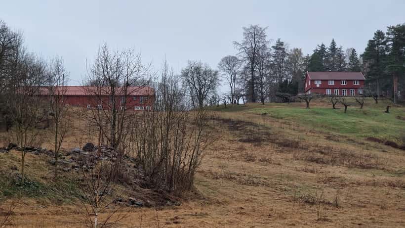 Gård i Bærum med bygninger og jorder i landlig omgivelse