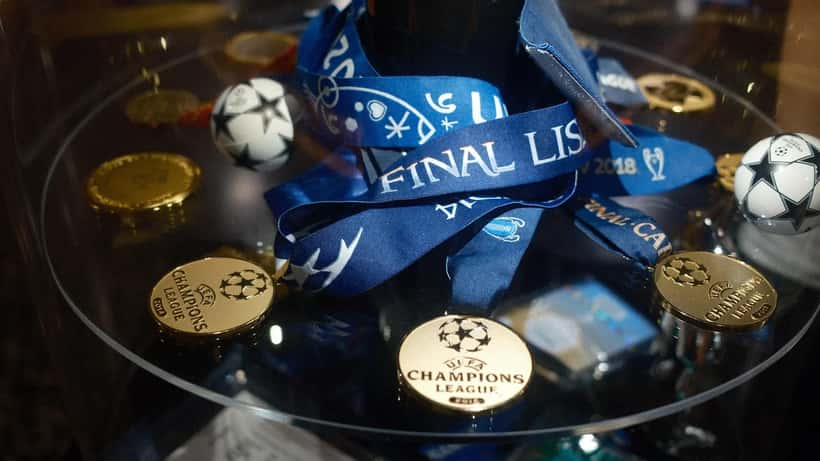 Médailles de la Ligue des champions UEFA exposées dans une vitrine