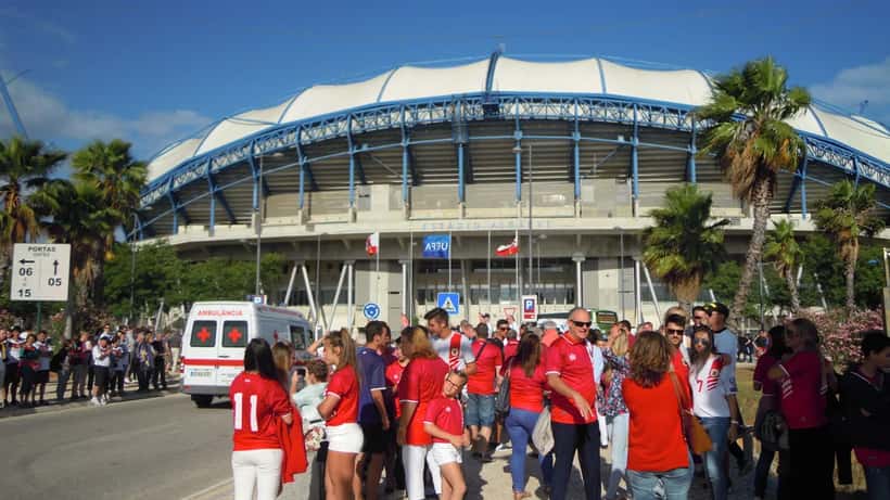 Fußballfans vor dem Algarve-Stadion in Almancil, Portugal