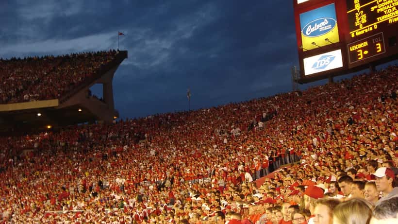 Multitud en el Camp Randall Stadium de Wisconsin durante un partido de fútbol universitario