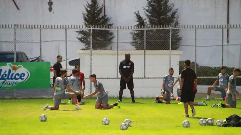 Joueurs de l'Espérance Sportive de Tunis à l'entraînement sur la pelouse