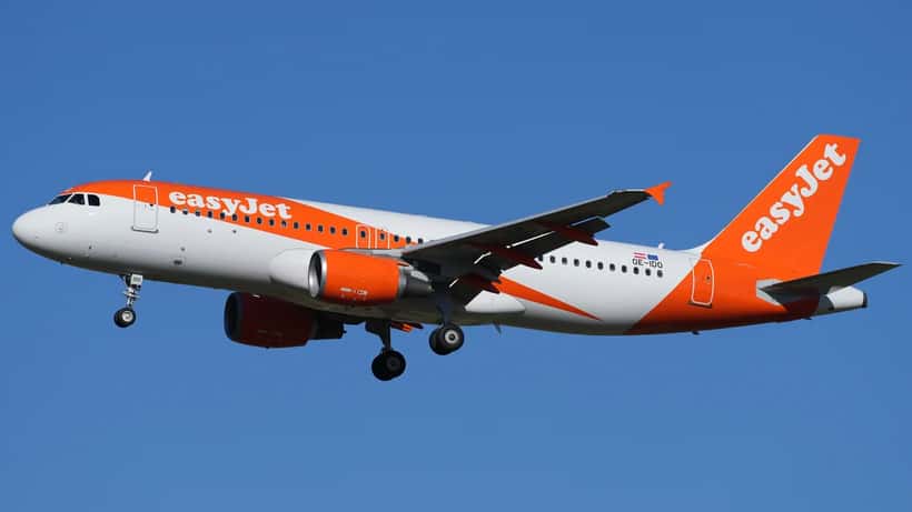 EasyJet Airbus A320 am Flughafen Berlin Brandenburg mit orangefarbenem Flugzeug auf dem Rollfeld