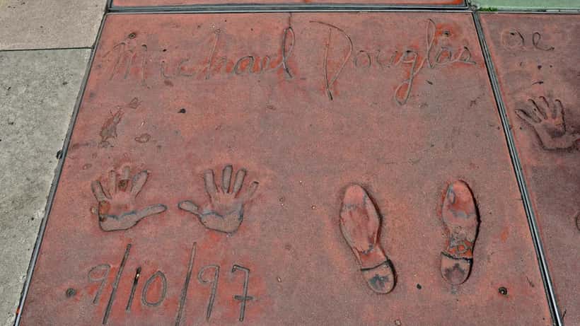 Empreintes de Michael Douglas au TCL Chinese Theatre de Los Angeles, symbole de son héritage à Hollywood
