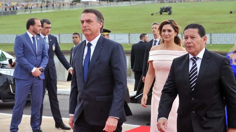 Carlos Bolsonaro ao lado de Jair Bolsonaro, Hamilton Mourão e Michelle Bolsonaro em evento oficial