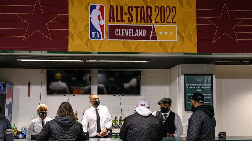 Basketmatch i NBA-arena med spelare och publik
