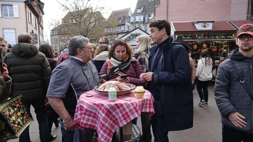 Julian Bugier présentateur France 2 lors d'une émission télévisée
