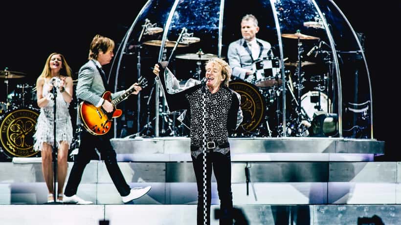 Rod Stewart em concerto, demonstrando longevidade vocal profissional