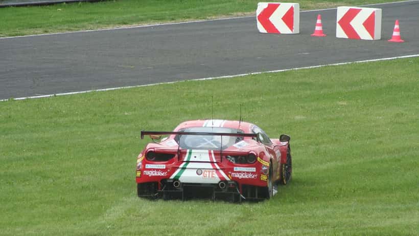 Racerbiler på Monza-banen under et europæisk motorsportsarrangement