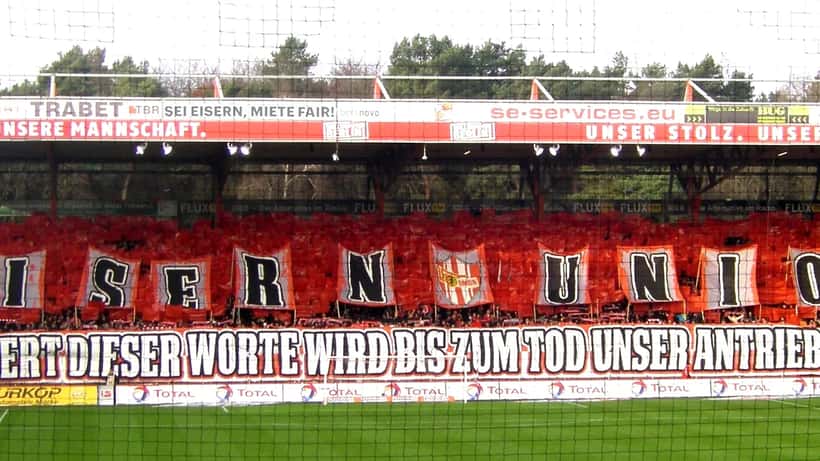 Fans im deutschen Fußballstadion mit Choreografie auf der Fankurve