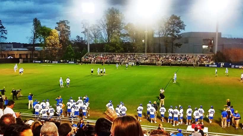 Jugadores de lacrosse de Duke University en partido contra UNC, referencia al caso de acusaciones falsas de 2006