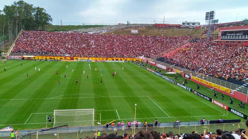 Estádio Barradão em Salvador, casa do Esporte Clube Vitória, destino das caravanas de torcedores no Brasileirão 2026