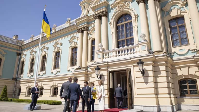 Volodymyr Zelensky lors de son investiture présidentielle 2019 — actifs russes gelés et reconstruction Ukraine 2026
