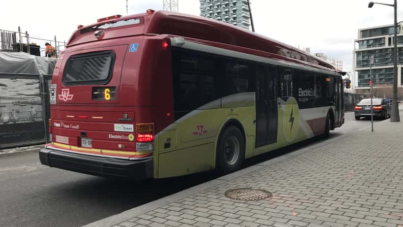 Un autobus électrique de la TTC dans les rues de Toronto en 2026