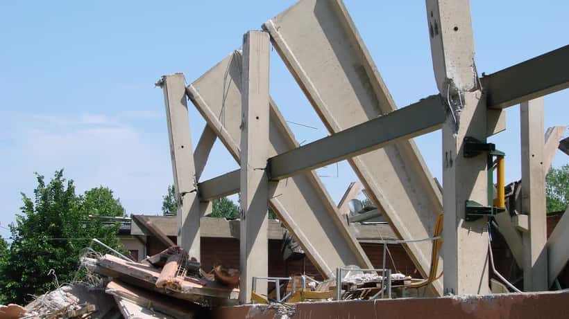 Danni strutturali dopo un terremoto in Italia: edificio lesionato a Massa Finalese