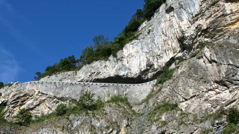 L'Axenstrasse longeant le lac d'Uri, route nationale entre Flüelen et Brunnen, canton de Schwyz