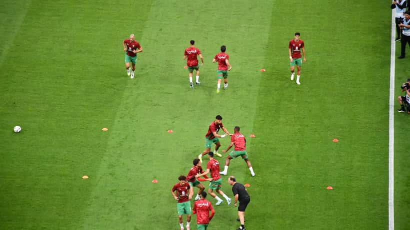 Spieler bei WM-2026-Qualifikationsspiel auf dem Rasen