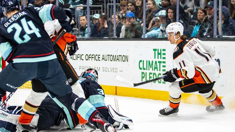 Trevor Zegras en action sur la glace lors d'un match de hockey NHL