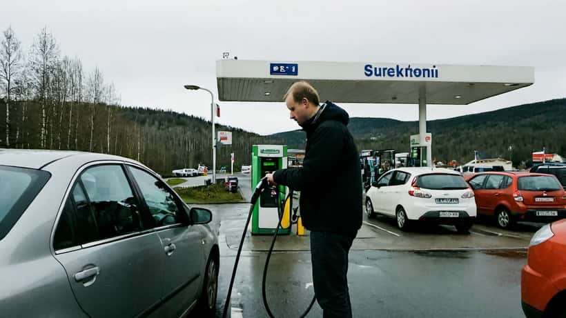 Norsk bilist fyller drivstoff ved bensinstasjon etter avgiftskutt april 2026