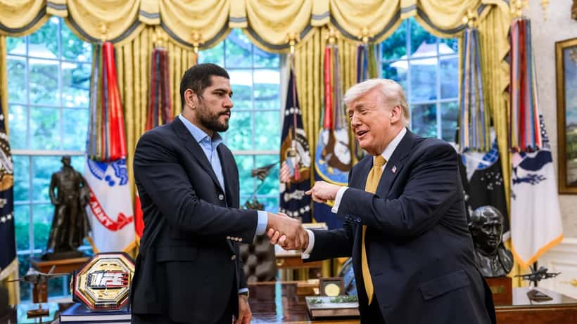 Lutadores do UFC com o Presidente Trump no Salão Oval da Casa Branca em Washington D.C.