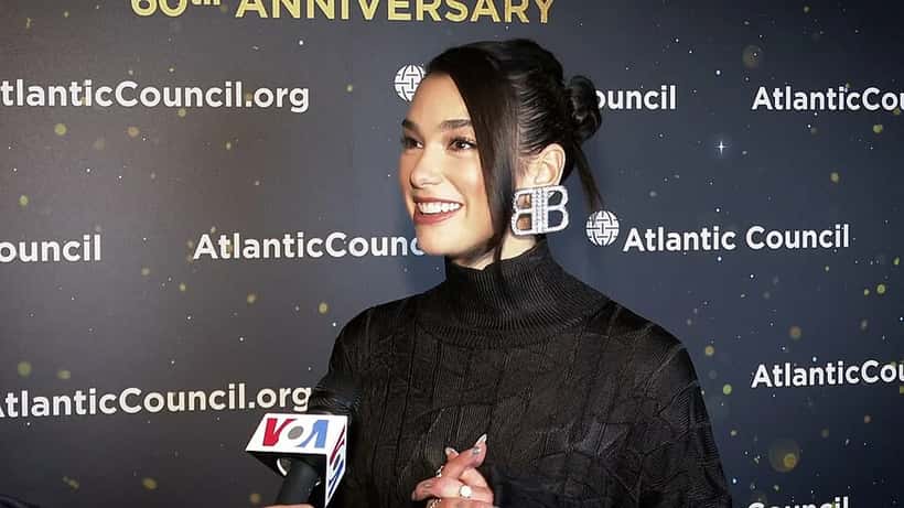 Dua Lipa en entrevista profesional, referente de planificación patrimonial para parejas de alto perfil