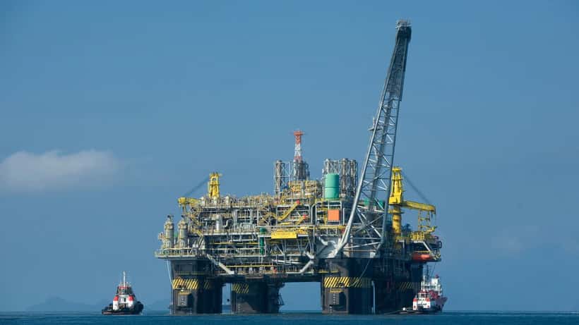 Plataforma de petróleo P-51 da Petrobras na Baía de Guanabara, Rio de Janeiro