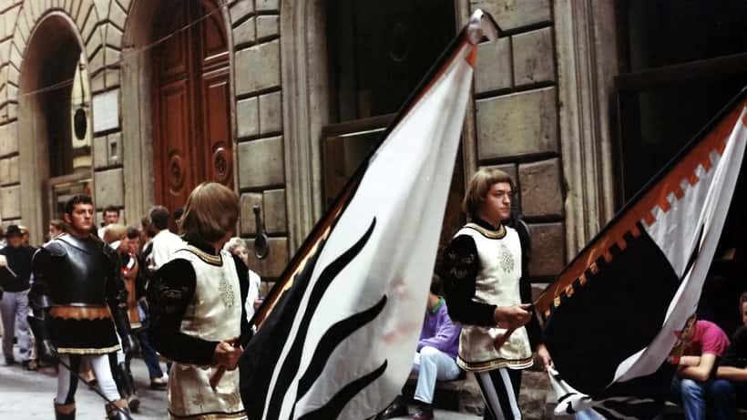 Fantini a cavallo durante la corsa del Palio di Provenzano a Siena, Piazza del Campo