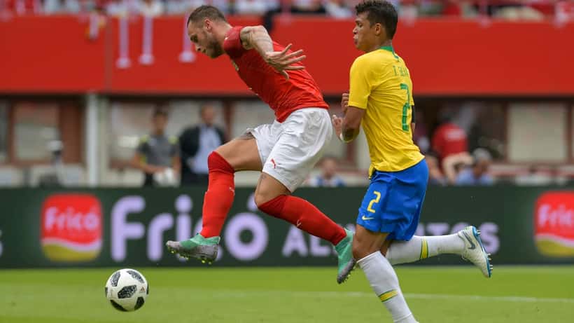 Thiago Silva em ação durante um jogo de futebol da seleção brasileira