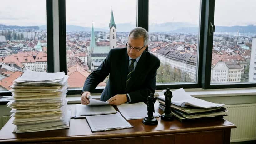 Avocat suisse en droit immobilier révisant des documents relatifs à la Lex Koller dans un bureau zurichois