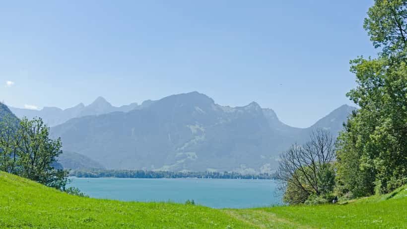 Vue panoramique du lac Walensee depuis le château de Strahlegg, entouré des Alpes suisses